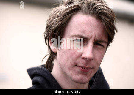 in seinen späten Teenager- oder frühen zwanziger Jahren geschlagen Wetter Gesicht eines jungen Mannes. Stockfoto