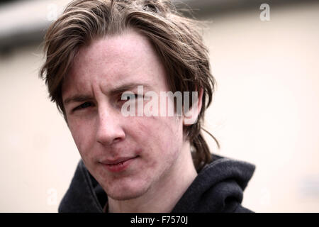 in seinen späten Teenager- oder frühen zwanziger Jahren geschlagen Wetter Gesicht eines jungen Mannes. Stockfoto