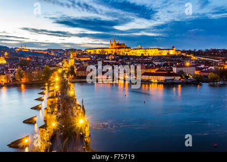 Blick auf die Nacht kleiner Bezirk in Großstadt Prag, Tschechische Republik. Stockfoto