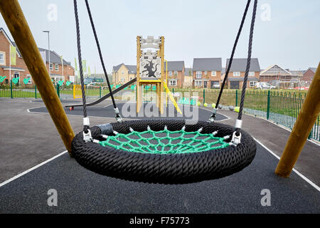 Riverside View auf neue Quay Road, Lancaster, in Lancashire. Gleichen Kinderspielplatz auf einem modernen neuen Anwesen junge Kinder childr Stockfoto