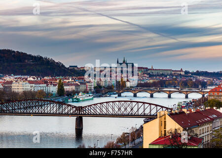 Blick auf die Prager Burg und Eisenbahn Brücke über Vltava/Moldau Fluss genommen von der Burg Vysehrad in Prag. Stockfoto