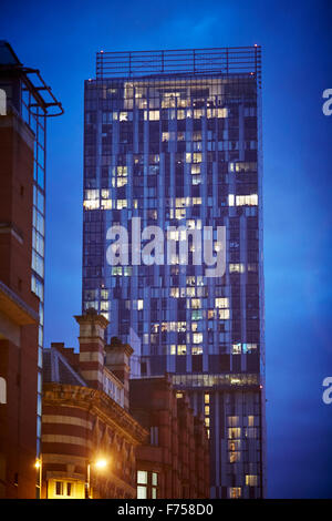 Manchester Deansgate umrahmt mit Beetham Tower Beetham Tower (Hilton Tower) ist ein Wahrzeichen 47-geschossige gemischt genutzten Wolkenkratzer in Ma Stockfoto