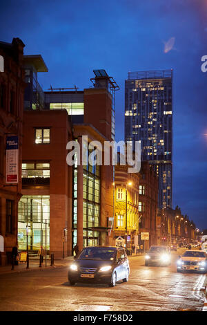 Manchester Deansgate umrahmt mit Beetham Tower Beetham Tower (Hilton Tower) ist ein Wahrzeichen 47-geschossige gemischt genutzten Wolkenkratzer in Ma Stockfoto
