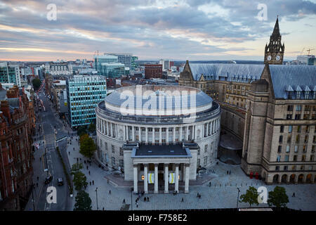 Manchester Skyline zeigen sich die Dächer und Zentralbibliothek Turm Lichtschacht Strahlen durch die Wolken Sonnenuntergang Dämmerung niedrigen hellen Abend Stockfoto