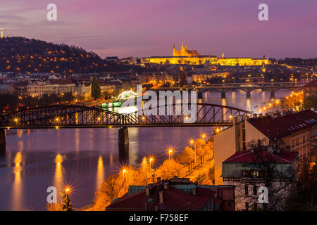 Blick auf die Prager Burg und Eisenbahn Brücke über Vltava/Moldau Fluss genommen von der Burg Vysehrad in Prag. Stockfoto