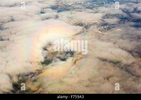 Ein Flugzeug wirft ein Gespenst gebrochen (ein Schatten des Objekts durch einen kreisförmigen Regenbogen umgeben) auf Wolke als es startet vom Flughafen Manchester entfernt. Stockfoto