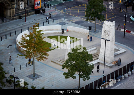 Manchester-Petersplatz blickte auf das Kenotaph Columbus durch Wolken Sonnenuntergang Sonnenaufgang niedrigen hellen Abend Skyline aus Stein Stockfoto