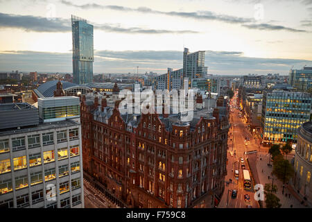 Manchester Skyline zeigen sich die Dächer und The Midland Hotel Turm Haupteingang durch die Wolken Sonnenuntergang Dämmerung niedrigen hellen Abend Stockfoto