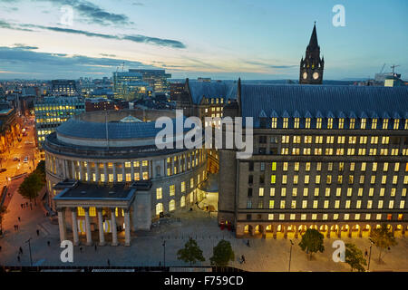 Manchester-Skyline zeigen sich die Dächer und central Library und dem Rathaus Erweiterung Turm Lichtschacht Strahlen durch die Wolken Stockfoto