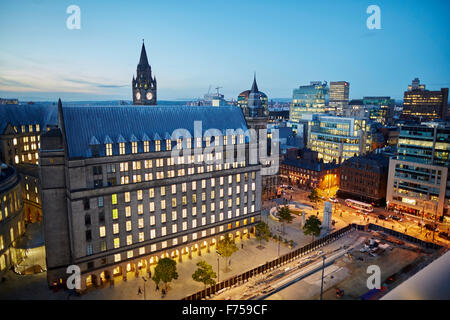 Manchester-Skyline zeigen sich die Dächer und central Library und dem Rathaus Erweiterung Turm Lichtschacht Strahlen durch die Wolken Stockfoto