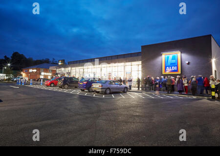 Aldi Ashbourne Gran öffnen, 250 Leute Warteschlange vom Vortag eine Chance auf eine goldene Eintrittskarte sein.  außen Stockfoto