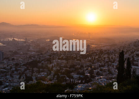 Sonnenaufgang in Haifa von Louis Promenade aus gesehen Stockfoto