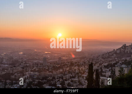 Sonnenaufgang in Haifa von Louis Promenade aus gesehen Stockfoto