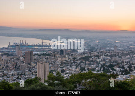 Sonnenaufgang in Haifa von Louis Promenade aus gesehen Stockfoto