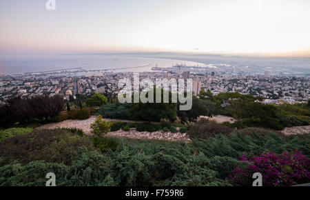 Sonnenaufgang in Haifa von Louis Promenade aus gesehen Stockfoto