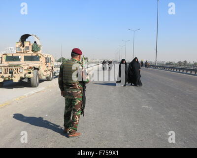 (151125)--Bagdad, 25. November 2015 (Xinhua)--insgesamt Muslime beginnen zu Fuß zu der Kerbela zum Jahrestag von Imam Hussein in Bagdad, Irak, am 25. November 2015. Millionen von Trauernden versammelten sich im Irak die Heilige Stadt Kerbela Gedenken an den Jahrestag des Martyriums des Imam Hussein. (Xinhua/Khalil Dawood) Stockfoto