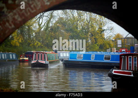 Alvechurch in Worcestershire Marina Wasserstraße Boot yard Nebel blauen Kanal Herbst durch Bogenbrücke unter UK große Br Stockfoto