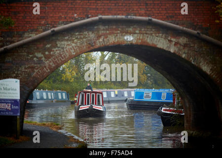 Alvechurch in Worcestershire Marina Wasserstraße Boot yard Nebel blauen Kanal Herbst durch Bogenbrücke unter UK große Br Stockfoto