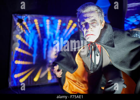 Lowry Outlet Mall in MediaCity Haunted House Erfahrung Karikaturen Kostüme Dracula unterhaltsam unterhaltsam Make-up gemacht u Stockfoto