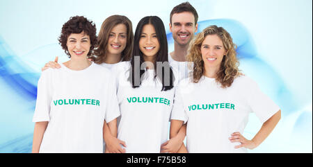 Zusammengesetztes Bild der Gruppe von Menschen tragen freiwillige tshirt Stockfoto