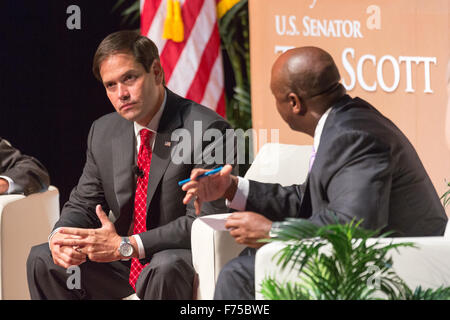 Senator und GOP Präsidentschaftskandidat Marco Rubio wird von Senator Tim Scott während Tims Presidential Bürgerversammlung im Performing Arts Center 7. August 2015 in North Charleston, SC. befragt. Die Veranstaltung präsentiert republikanische Kandidaten in ein Rathaus Stil Treffen von Senator Tim Scott und Rep Trey Gowdy gehostet. Stockfoto