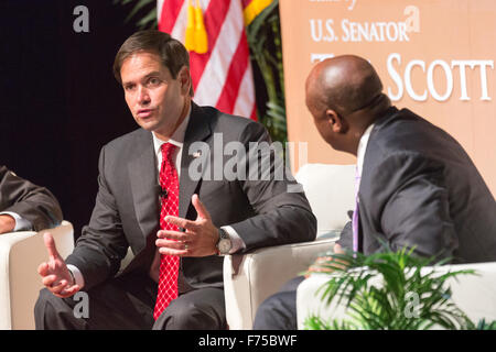 Senator und GOP Präsidentschaftskandidat Marco Rubio wird von Senator Tim Scott während Tims Presidential Bürgerversammlung im Performing Arts Center 7. August 2015 in North Charleston, SC. befragt. Die Veranstaltung präsentiert republikanische Kandidaten in ein Rathaus Stil Treffen von Senator Tim Scott und Rep Trey Gowdy gehostet. Stockfoto