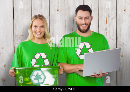 Zusammengesetztes Bild Porträt des Lächelns Freiwilligen Recycling Symbol-t-Shirts Stockfoto