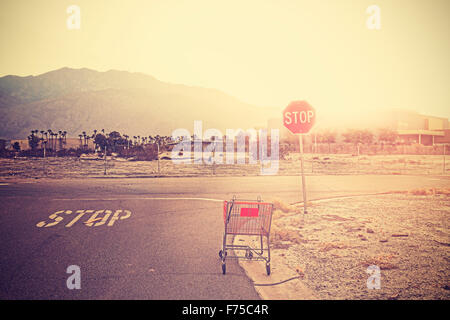 Retro getönten leeren Einkaufswagen links auf Straße bei Sonnenuntergang, Palm Springs, USA. Stockfoto