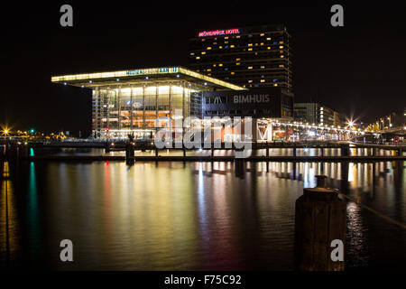 Muziekgebouw Aan ' t IJ und Bimhuis in der Nacht in Amsterdam Holland Stockfoto