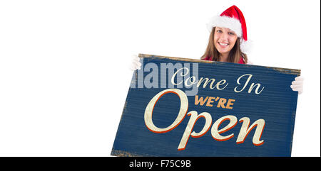 Zusammengesetztes Bild der festlichen Blondine zeigt einen leeren banner Stockfoto