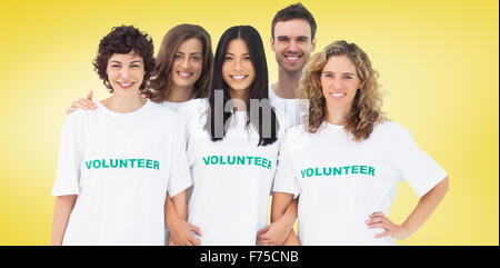 Zusammengesetztes Bild der Gruppe von Menschen tragen freiwillige tshirt Stockfoto