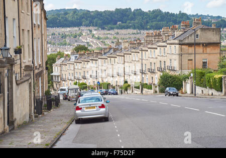 Georgianische Reihenhäuser auf Bathwick Hill in Bath, Somerset England Vereinigtes Königreich Großbritannien und Nordirland Stockfoto