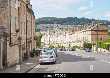 Georgianische Reihenhäuser auf Bathwick Hill in Bath, Somerset England Vereinigtes Königreich Großbritannien und Nordirland Stockfoto