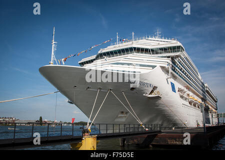 Costa Fortuna Kreuzfahrtschiff im Hafen von Amsterdam Holland Stockfoto