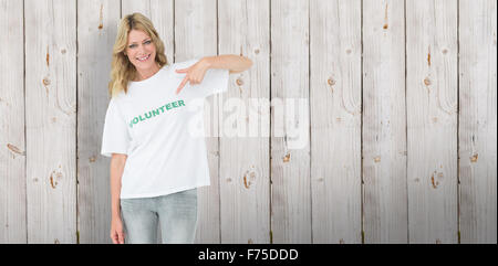 Zusammengesetztes Bild Porträt einer glücklich weibliche Freiwillige Hinweise auf sich Stockfoto