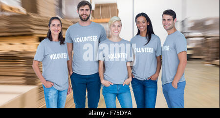 Zusammengesetztes Bild freiwillige Freunde lächelnd in die Kamera Stockfoto