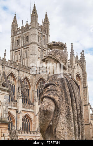 Die Roman Baths steinerne Statue mit der Abteikirche von Bath im Hintergrund, Bath Somerset England Vereinigtes Königreich Großbritannien Stockfoto