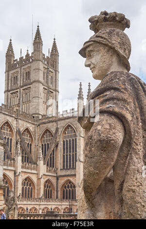 Die Roman Baths steinerne Statue mit der Abteikirche von Bath im Hintergrund, Bath Somerset England Vereinigtes Königreich Großbritannien Stockfoto