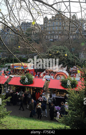 Beliebte Edinburgh Weihnachtsmarkt, in East Princes Street Gardens, in Schottland, Großbritannien Stockfoto