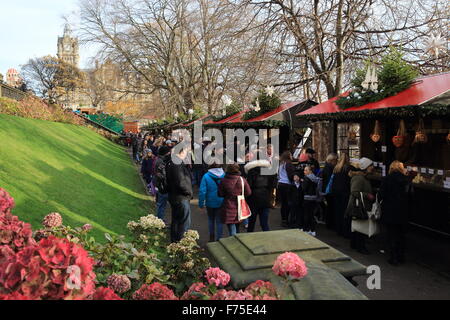 Beliebte Edinburgh Weihnachtsmarkt, in East Princes Street Gardens, in Schottland, Großbritannien Stockfoto