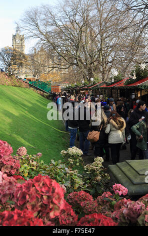 Beliebte Edinburgh Weihnachtsmarkt, in East Princes Street Gardens, in Schottland, Großbritannien Stockfoto