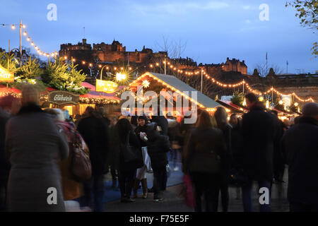 Edinburgh-Weihnachtsmarkt in East Princes Street Gardens mit dem Schloss zurück, in der Dämmerung, in Schottland, Großbritannien Stockfoto