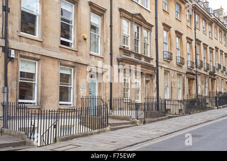 Georgianische Reihenhäuser auf Bathwick Hill in Bath, Somerset England Vereinigtes Königreich Großbritannien und Nordirland Stockfoto