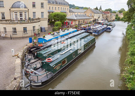 Narrowboats am Sydney Wharf am Kennet und Avon Kanal, Bath Somerset England Vereinigtes Königreich Großbritannien Stockfoto