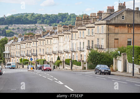 Georgianische Reihenhäuser auf Bathwick Hill in Bath, Somerset England Vereinigtes Königreich Großbritannien und Nordirland Stockfoto