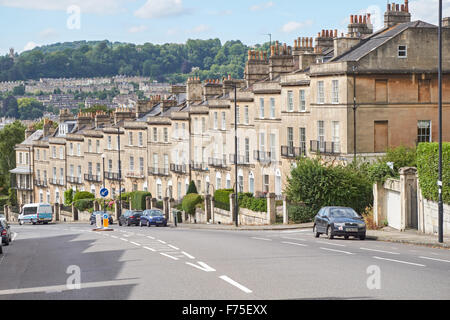 Georgianische Reihenhäuser auf Bathwick Hill in Bath, Somerset England Vereinigtes Königreich Großbritannien und Nordirland Stockfoto