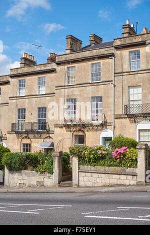 Georgianische Reihenhäuser auf Bathwick Hill in Bath, Somerset England Vereinigtes Königreich Großbritannien und Nordirland Stockfoto