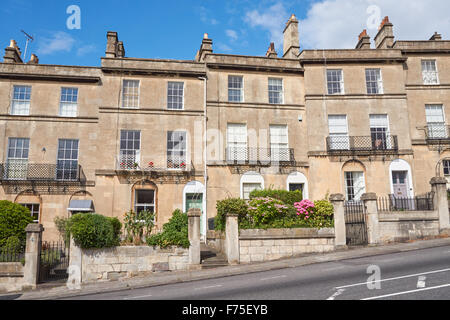 Georgianische Reihenhäuser auf Bathwick Hill in Bath, Somerset England Vereinigtes Königreich Großbritannien und Nordirland Stockfoto