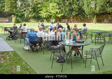 Menschen in das Holburne Museum Café in Sydney Gardens, Bath Somerset England Vereinigtes Königreich Großbritannien Stockfoto