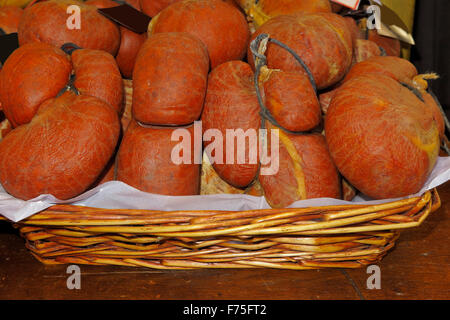 Weidenkorb mit Sobrasada, eine weiche Wurst geheilt mit Paprika, Tipycal von Mallorca, Spanien Stockfoto